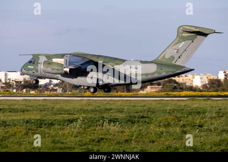 Embraer KC-390 (EMB-390) (REG : PT-ZNG) de l'armée de l'air brésilienne atterrissant pour une escale de deux jours sur le chemin du retour au Brésil. Banque D'Images