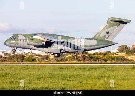 Embraer KC-390 (EMB-390) (REG : PT-ZNG) de l'armée de l'air brésilienne atterrissant pour une escale de deux jours sur le chemin du retour au Brésil. Banque D'Images