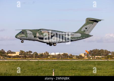 Embraer KC-390 (EMB-390) (REG : PT-ZNG) de l'armée de l'air brésilienne atterrissant pour une escale de deux jours sur le chemin du retour au Brésil. Banque D'Images