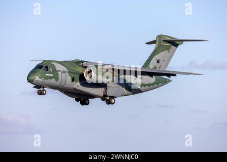 Embraer KC-390 (EMB-390) (REG : PT-ZNG) de l'armée de l'air brésilienne atterrissant pour une escale de deux jours sur le chemin du retour au Brésil. Banque D'Images