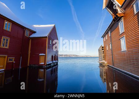 Port typique ou maisons de pêcheurs à Skutevik, Skuteviksbodene, par une journée d'hiver froide mais ensoleillée. Maisons typiques près de la mer dans le nord de bergen, Norvège. Banque D'Images