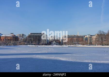 Lille Lungegårdsvannet ou lac dans le centre de bergen en hiver, couvert de neige et de glace. Paysage urbain visible de Bergen avec pavillon musical. Ensoleillé nous Banque D'Images