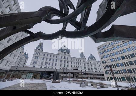 Plate-forme devant la salle de concert d'oslo avec sculpture sur un jour nuageux d'hiver. Maison visible du ministère en arrière-plan. Plancher enneigé Banque D'Images