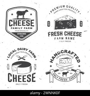 Motif écusson de la ferme familiale du fromage. Modèle pour logo, design de marque avec fromage en bloc, lacaune de mouton sur l'herbe, fourchette, couteau pour fromage. Vecteur Illustration de Vecteur