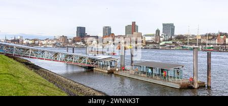 Hambourg, Allemagne. 29 février 2024. Vue sur l'Elbe, le Landungsbrücken et les quatre gratte-ciel du complet Quartier Pauli en arrière-plan. Crédit : Markus Scholz/dpa/Alamy Live News Banque D'Images