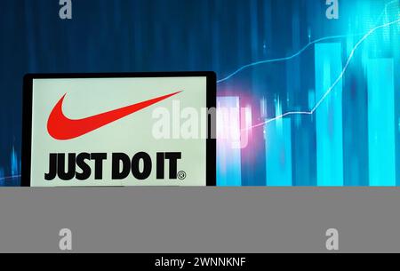 Allemagne. 3 mars 2024. Dans cette illustration photo, un logo Nike, Inc. est affiché sur une tablette. (Crédit image : © Igor Golovniov/SOPA images via ZUMA Press Wire) USAGE ÉDITORIAL SEULEMENT! Non destiné à UN USAGE commercial ! Banque D'Images