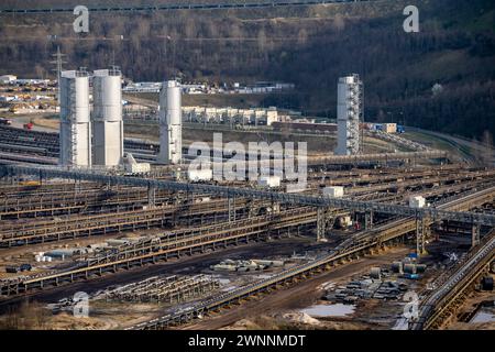 Mine de lignite ouverte Garzweiler, point de collecte de bande transporteuse, où les bandes transporteuses pour le charbon et les morts-terrains convergent et sont acheminées vers l'est Banque D'Images