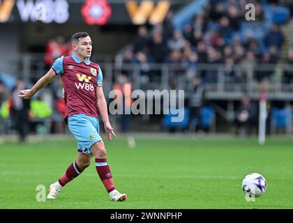 Josh Cullen de Burnley passe le ballon, lors du match de premier League Burnley vs Bournemouth à Turf Moor, Burnley, Royaume-Uni, le 3 mars 2024 (photo de Cody Froggatt/News images) Banque D'Images