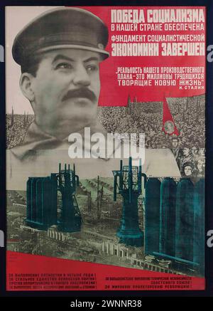 Affiche de propagande russe vintage : 'la victoire du socialisme dans notre pays' de Gustav Klutsis (letton : Gustav Klucis) lithographie en couleurs, années 1930 Banque D'Images