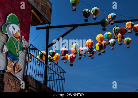 MEDELLIN, COLOMBIE - JANVIER 2024 : détail des décorations de la célèbre Comuna 13 à Medellin Banque D'Images