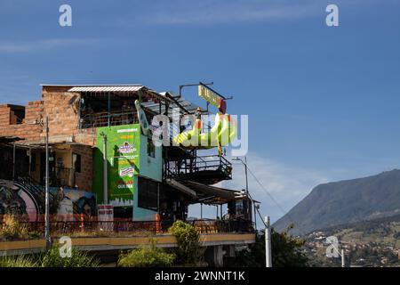 MEDELLIN, COLOMBIE - 17 JANVIER 2024 : un des points de vue de la célèbre Comuna 13 à Medellin Banque D'Images