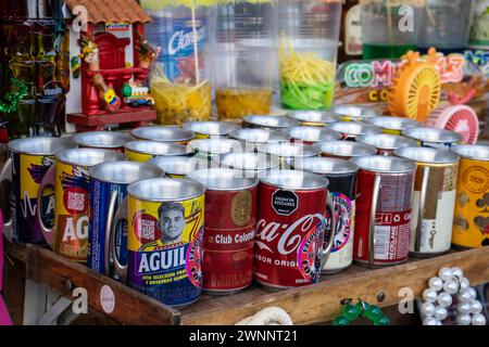 MEDELLIN, COLOMBIE - 17 JANVIER 2024 : canettes de soda et de bière recyclées vendues comme verres à la célèbre Comuna 13 à Medellin Banque D'Images