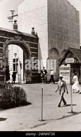 Photo tirée de l'album d'une famille juive italienne (Jarach) voyageant à l'Expo internationale de Chicago à l'été 1933. La photo montre le village belge pensé comme une ville médiévale. Banque D'Images
