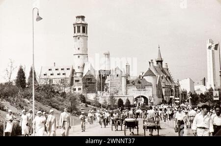 Photo tirée de l'album d'une famille juive italienne (Jarach) voyageant à l'Expo internationale de Chicago à l'été 1933. La photo montre le village belge pensé comme une ville médiévale. Banque D'Images