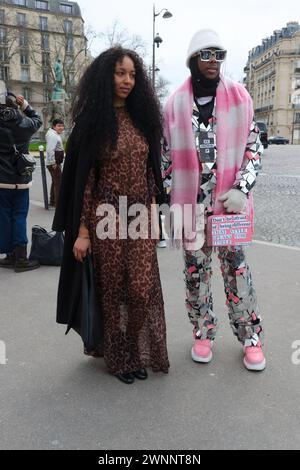 Des stars de la K-Pop , du rap, un champion du monde de judo, sont venus au show Balenciaga à Paris. Les fans étaient nombreux à l'extérieur Banque D'Images