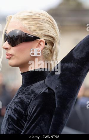 Des stars de la K-Pop , du rap, un champion du monde de judo, sont venus au show Balenciaga à Paris. Les fans étaient nombreux à l'extérieur Banque D'Images