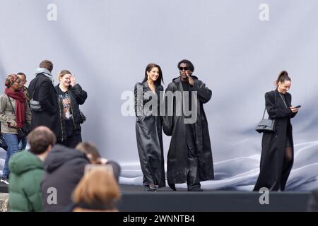 Des stars de la K-Pop , du rap, un champion du monde de judo, sont venus au show Balenciaga à Paris. Les fans étaient nombreux à l'extérieur Banque D'Images