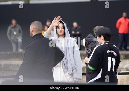 Des stars de la K-Pop , du rap, un champion du monde de judo, sont venus au show Balenciaga à Paris. Les fans étaient nombreux à l'extérieur Banque D'Images