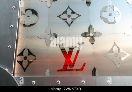 UNE MALLE MAMMOUTH LOUIS VUITTON SUR LES CHAMPS ELYSÉES PARIS Banque D'Images