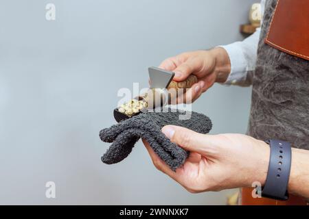 Pendant la torréfaction naturelle du café, un opérateur vérifie la torréfaction de différents grains de café Banque D'Images