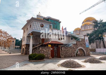 Skopje, Macédoine du Nord - 7 février 2024 : Musée Mémorial de mère Teresa dans le centre de Skopje, Macédoine du Nord. Banque D'Images