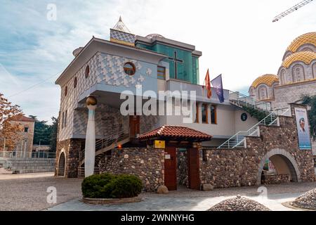 Skopje, Macédoine du Nord - 7 février 2024 : Musée Mémorial de mère Teresa dans le centre de Skopje, Macédoine du Nord. Banque D'Images