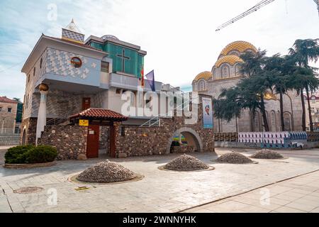 Skopje, Macédoine du Nord - 7 février 2024 : Musée Mémorial de mère Teresa dans le centre de Skopje, Macédoine du Nord. Banque D'Images