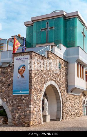 Skopje, Macédoine du Nord - 7 février 2024 : Musée Mémorial de mère Teresa dans le centre de Skopje, Macédoine du Nord. Banque D'Images