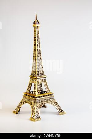 Souvenir Tour Eiffel sur fond blanc. Banque D'Images