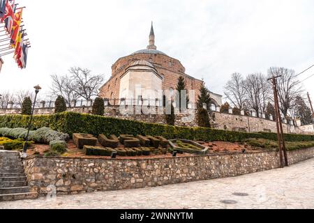 Skopje, Macédoine du Nord - 7 février 2024 : la mosquée Mustafa Pacha, Mustafa Paşa Camii en turc, est une mosquée de l'époque ottomane située dans le vieux bazar de Skop Banque D'Images