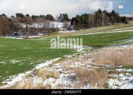 Paysage montagneux bohémien et morave, vue panoramique d'hiver, paysage enneigé près de Velke Mezirici ville, -république tchèque Banque D'Images