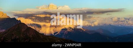 Vue du soir sur le mont Pelmo, Tyrol du Sud, Alpes Dolomites montagnes, Italie Banque D'Images