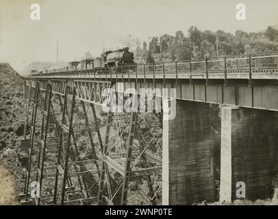 Train passant par le viaduc Makatote, Nouvelle-Zélande circa, années 1930-40 Banque D'Images