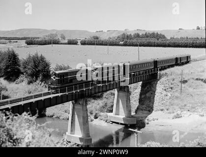 Train pilote traversant le pont au-dessus de la rivière Turakina, Nouvelle-Zélande 1954 Banque D'Images