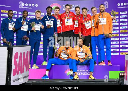 GLASGOW, ROYAUME-UNI - 3 MARS : Jacory Patterson des États-Unis, Matthew Boling des États-Unis, Noah Lyles des États-Unis, Christopher Bailey des États-Unis, Jonathan Sacoor de Belgique, Bylan Borlee de Belgique, Christian Iguacel de Belgique, Alexander Doom de Belgique, Liemarvin Bonevacia des pays-Bas, Ramsey Angela des pays-Bas, Terrence Agard, des pays-Bas, et Tony van Diepen, des pays-Bas, lors de la cérémonie du podium après avoir participé au relais 4x400m masculin lors du jour 3 des Championnats du monde d'athlétisme en salle Glasgow 2024 à l'Emirates Arena le 3 mars 2024 à Glasgow, Royaume-Uni. (Photo b Banque D'Images