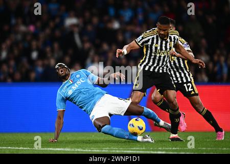 Naples, Italie. 3 mars 2024. Bremer de la Juventus FC et Victor Osimhen de la SSC Napoli concourent pour le ballon lors du match de Serie A TIM entre la SSC Napoli et la Juventus FC au stade Diego Armando Maradona à Naples, en Italie, le 3 mars 2024. Crédit : Nicola Ianuale/Alamy Live News Banque D'Images