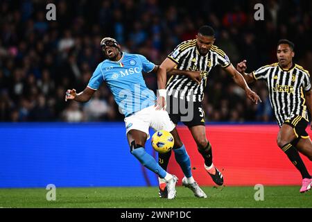 Naples, Italie. 3 mars 2024. Bremer de la Juventus FC et Victor Osimhen de la SSC Napoli concourent pour le ballon lors du match de Serie A TIM entre la SSC Napoli et la Juventus FC au stade Diego Armando Maradona à Naples, en Italie, le 3 mars 2024. Crédit : Nicola Ianuale/Alamy Live News Banque D'Images
