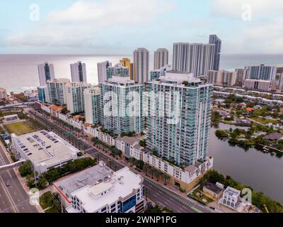 Sunny Isles Beach, FL, États-Unis - 1er mars 2024 : photo aérienne Parque Towers Sunny Isles Banque D'Images