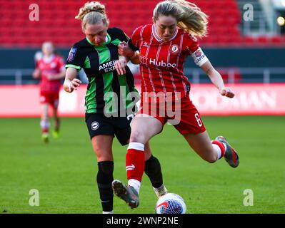 Bristol, Royaume-Uni. 03 mars 2024. Bristol, Angleterre, 3 mars 2024 Megan Connolly (6 Bristol City) muscles Katie Robinson (22 Brighton) hors du ballon lors du match de Super League Barclays FA Womens entre Bristol City et Brighton & Hove Albion à Ashton Gate à Bristol, Angleterre. (BEAST/SPP) crédit : photo de presse sportive SPP. /Alamy Live News Banque D'Images