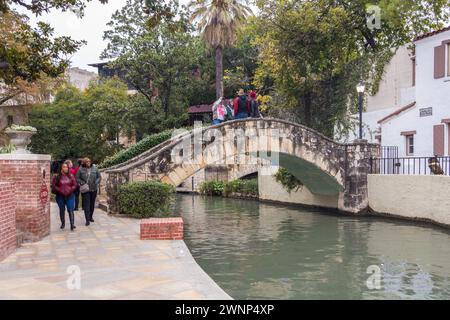 Rosita's Bridge à côté de l'historique Arneson River Theater sur la River Walk dans le centre-ville de San Antonio, Texas Banque D'Images