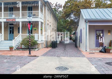 Ruelle dans le village historique des arts de la Villita entre la galerie du village et le magasin de vêtements pour femmes Angelita dans le centre-ville de San Antonio, Texas Banque D'Images