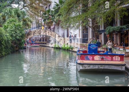 Les bateaux Rio San Antonio Cruises transportent des passagers à travers le River Walk dans le centre-ville de San Antonio, Texas Banque D'Images