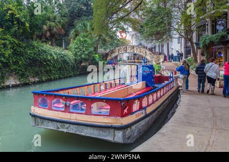 Bateau Rio San Antonio Cruises attendant les passagers à la promenade de la rivière dans le centre-ville de San Antonio, Texas Banque D'Images