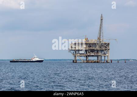 Le navire de ravitaillement offshore MS Joy s'approche d'une plate-forme pétrolière Exxon Mobil dans le golfe du Mexique près de Fort Morgan, en Alabama Banque D'Images