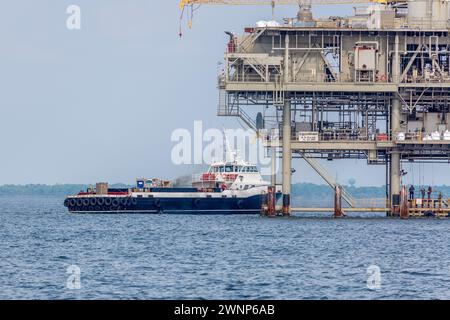 Le navire de ravitaillement offshore MS Joy s'approche d'une plate-forme pétrolière Exxon Mobil dans le golfe du Mexique près de Fort Morgan, en Alabama Banque D'Images