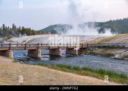 Firehole River Bridge dans le bassin Midway Geyeser du parc national de Yellowstone Banque D'Images