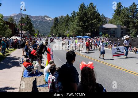 Mammoth Lakes, comme beaucoup de petites villes à travers le pays, a un défilé du 4 juillet avec un mile "Freedom Run" et beaucoup de voitures, camions de pompiers Banque D'Images