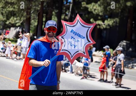 Mammoth Lakes, comme beaucoup de petites villes à travers le pays, a un défilé du 4 juillet avec un mile "Freedom Run" et beaucoup de voitures, camions de pompiers Banque D'Images