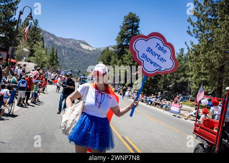 Mammoth Lakes, comme beaucoup de petites villes à travers le pays, a un défilé du 4 juillet avec un mile "Freedom Run" et beaucoup de voitures, camions de pompiers Banque D'Images