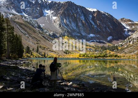 La saison d'automne dans les Sierras de l'est est l'une des plus belles saisons à visiter. Les photographes de Parker Lake prennent des photos des couleurs de l'automne. Banque D'Images